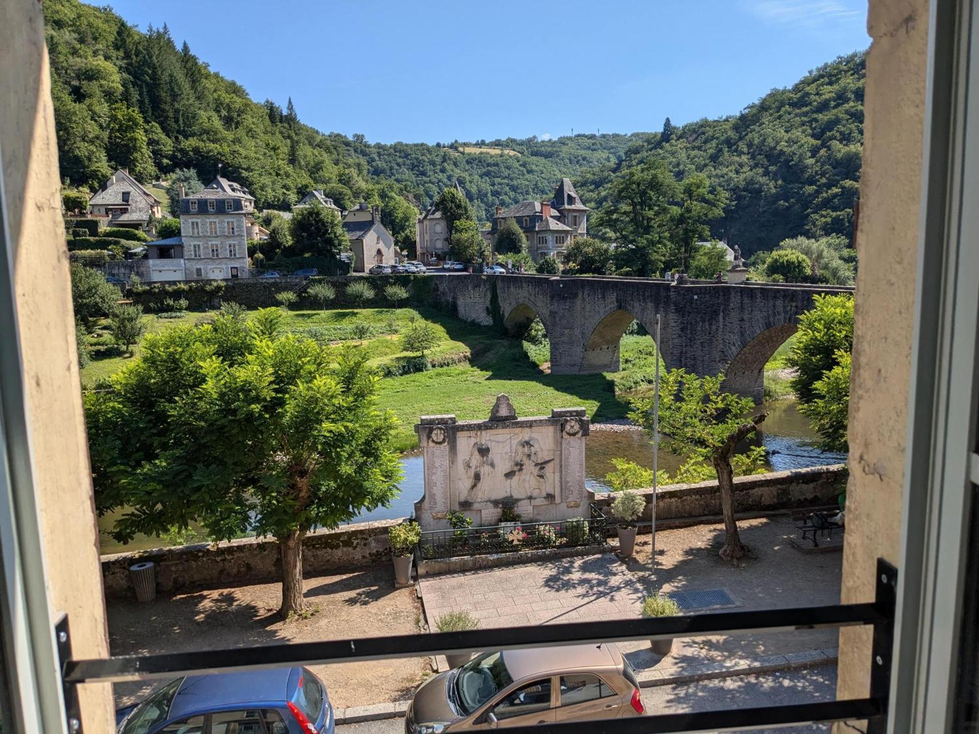 Chez Cornelia Bed and Breakfast Estaing  Exteriör bild
