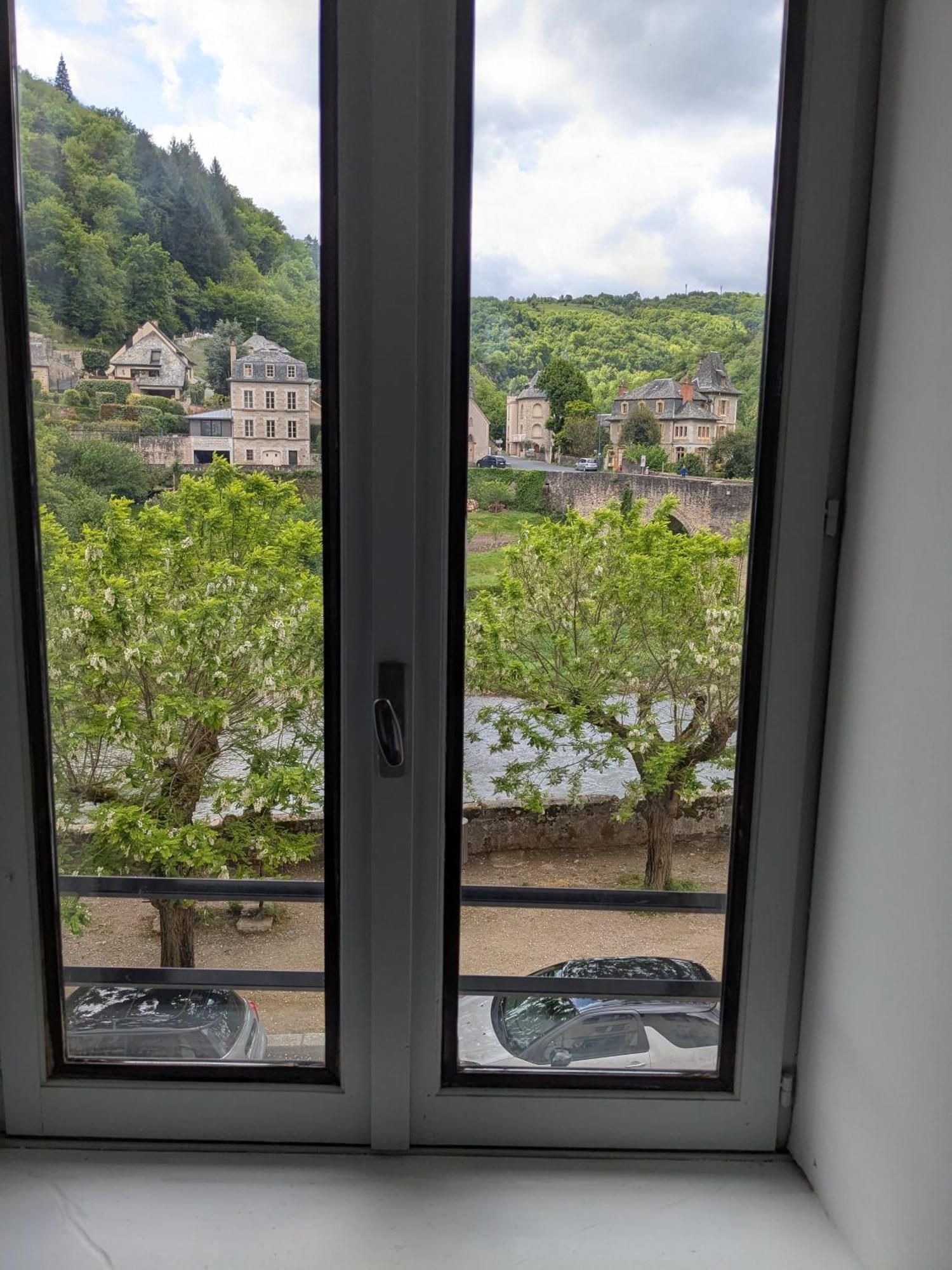 Chez Cornelia Bed and Breakfast Estaing  Exteriör bild